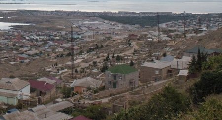 Xırdalanda sakinlərlə iş adamı arasında “kupça” davası: 14 ildir yaşadıqları binada hələ də sənəd yoxdur